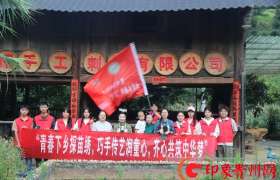 绣绷前的守艺人：一位苗绣传承人的坚守与一群青年的接棒